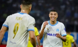 Les attaquants marseillais Vitinha (g) et Amine Harit contre l'AEK Athènes, le 26 octobre 2023 au Stade Vélodrome 