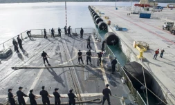Des marins à bord d'un destroyer Arleigh Burke, l'USS Sterett, avant son départ de la base navale Guam, le 9 août 2017