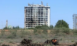 Un Soudanais assis près de bûches de bois à Khartoum, le 7 février 2026