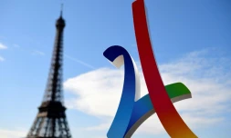 Logo de Paris-2024 avec la Tour Eiffel en arrière plan, le 13 mai 2017 à Paris
