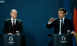 Le chancelier allemand Olaf Scholz (G) et le président français Emmanuel Macron le 8 février 2022 à Berlin
