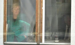 La chancelière allemande Angela Merkel regarde par la fenêtre lors d'une rencontre avec le leader de la CSU bavaroise, Horst Seehofer, à Berlin, le 18 octobre 2017