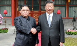 Photo fournie le 27 mars 2018 par l'agence nord-coréenne Kcna du leader nord-coréen Kim Jong-Un (g) et du président chinois Xi Jinping à Pékin
