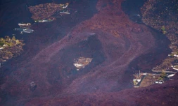 Lave provenant du volcan sur l'île de la Palma, dans l'archipel espagnol des Canaries le 23 septembre 2021