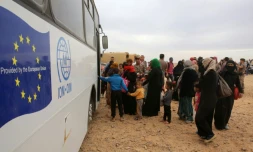 Des réfugiés syriens montent à bord d'un bus en Jordanie, le 4 mai 2016