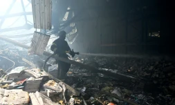 Un pompier ukrainien intervient aprĂšs une attaque de missile Ă Kharkiv, en Ukraine, le 23 mai 2024