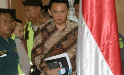 Le gouverneur chrétien de Jakarta Basuki Tjahaja Purnama, accusé de blasphème, arrive au tribunal à Jakarta le 13 décembre 2016