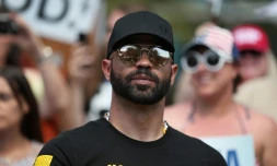 Enrique Tarrio, dirigeant du groupe américain d'extrême droite Proud 
Boys, devant l'hôtel Hyatt Regency où se tient une réunion de la droite conservatrice américaine, à Orlando, aux Etats-Unis, le 27 février 2021