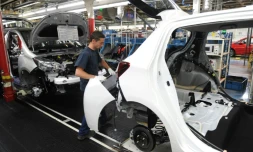 Un employé travaille dans l'usine Toyota à Onnaing, dans le nord de la France, le 30 juin 2015
