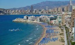 Des touristes sur la plage de Levante à Benidorm, au nord d'Alicante, le 11 septembre 2025 