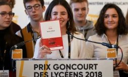 La présidente du jury du prix Concourt des lycéens, Zoé Albaladejo, présente le roman "Frère d'âme" de David Diop qui a été récompensé, à Rennes, le 15 novembre 2018
