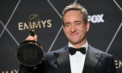 Matthew Macfadyen pose avec sa récompense de meilleur de second rÎle masculin dans une série dramatique, pour "Succession", le 15 janvier 2024 à Los Angeles lors de la 75e édition des Emmy Awards