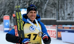 La joie du Français Quentin Fillon Maillet, vainqueur du sprint de Ruhpolding, comptant pour la Coupe du monde de biathlon, le 13 janvier 2022