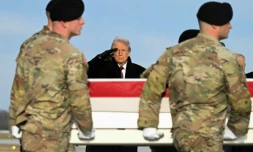 Donald Trump lors du retour des dépouilles des deux soldats américains tués en Syrie, le 17 décembre 2025 sur une base militaire du Delaware