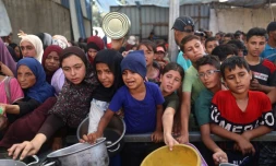 Des enfants palestiniens se rassemblent pour recevoir des portions alimentaires distribuées par une cuisine caritative à Nousseirat, dans le centre de la bande de Gaza, le 30 septembre 2025 