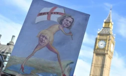 Des manifestants anti Brexit portent un pancarte avec une oeuvre montrant La Première ministre britannique Theresa May et le secrétaire d'État aux Affaires étrangères Boris Johnson, le 25 avril 2017 à Londres