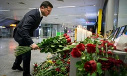 Le président ukrainien Volodymyr Zelensky dépose une gerbe de fleurs le 9 janvier 2020 à l'aéroport de Boryspil près de Kiev, en hommage aux victimes du crash à Téhéran. Photo transmise par le service de presse de la présidence ukrainienne