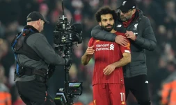 Accolade entre l'entraîneur de Liverpool Jürgen Klopp et l'attaquant Mohamed Salah, à l'issue d'un match contre Manchester United à Anfield, le 19 janvier 2020