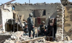 Des policiers afghans sur les lieux d'une attaque des talibans contre le siège de la police à Gardez (sud-est de l'Afghanistan), le 18 juin 2017 