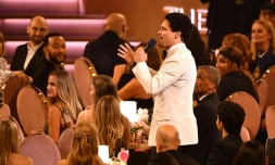 L'humoriste sud-africain Trevor Noah prend la parole lors de la 66e cérémonie des Grammy Awards à la Crypto.com Arena de Los Angeles, le 4 février 2024