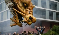Le cheval-dragon Long-Ma, créé par François de la RoziÚre et sa compagnie "La Machine", dans les rues de Toulouse, le 16 avril 2022