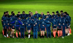 Les Français écoutent les consignes de leur sélectionneur Guy Novès, lors d'un entraînement le 25 novembre 2016 à Marcoussis