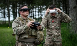 Des militaires se préparent à piloter un drone FPV lors du premier "challenge international" de drones militaires à Semoutiers-Montsaon, le 20 mai 2026 en Haute-Marne
