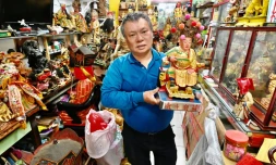 Le sculpteur Lin Hsin-lai tient la statue d'un dieu taoiste dans son atelier de Taoyuan, dans le nord de TaĂŻwan, le 17 mars 2020