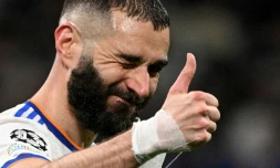 La joie de l'attaquant français du Real Madrid, Karim Benzema, après son but marqué contre le Paris Saint-Germain, lors du 8e de finale retour de la Ligue des Champions, le 9 mars 2022 au Stade Santiago Bernabeu