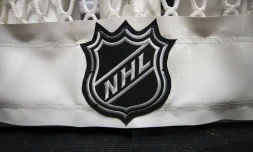 Le logo officiel de la NHL (Ligue nord-américaine professionnelle de hockey sur glace), pris en photo lors d'un match entre les Washington Capitals et les Toronto Maple Leafs au Capital One Arena de Washington, le 16 octobre 2019