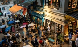 Des centaines de personnes rassemblées devant une librairie indépendante contrainte à la fermeture par les autorités, à Hong Kong, le 31 mars 2024