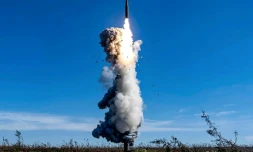 Photo prise le 25 septembre 2024, et publiée par le Centre d'information et de communication de l'Armée populaire de libération de Chine le 26 septembre 2024, du tir d'un missile balistique intercontinental transportant une ogive factice dans l'océan Pacifique, depuis un lieu non divulgué
