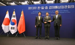 Le ministre sud-coréen de l'Industrie Ahn Duk-geun (centre), le ministre japonais de l'Economie, du Commerce et de l'Industrie Yoji Muto (gauche) et le ministre chinois du Commerce Wang Wentao (droite) à Séoul le 30 mars 2025