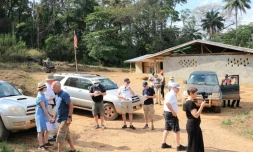 Des juges finlandais arrivent dans le village libĂ©rien Kortuhum, le 18 fĂ©vrier 2021 pour enquĂȘter sur les exactions commises par l'ancien chef rebelle Gibril Massaquoi