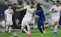 L'attaquant français du Real Madrid, Karim Benzema, à la lutte avec son compatriote, le milieu de terrain de Chelsea, N'Golo Kanté, lors de la demi-finale aller de la Ligue des Champions, le 27 avril 2021 au Stade Alfredo di Stefano à Valdebebas