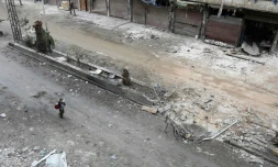 Un enfant syrien au milieu des destructions dans la localité de Hammouriyé dans la Gouta orientale, le 22 février 2018