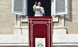 Le pape François délivre un message après les attentats de Paris lors de la prière de l'Angélus, le 15 novembre 2015 à Rome