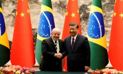 Le président chinois Xi Jinping et son homologue brésilien Luiz Inacio Lula da Silva (g= au Palais du Peuple à Pékin, le 14 avril 2023