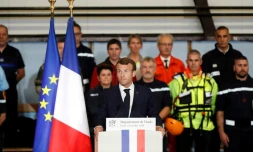 Le président Emmanuel Macron s'exprime devant les habitants de Villalier, une des communes de l'Aude victimes des inondations, le 22 octobre 2018.