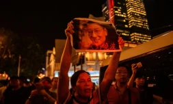 Un militant brandit une photographie du dissident chinois et Prix Nobel de la Paix Liu Xiaobo, le 29 juin 2017 à Hong Kong