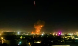 Un panache de fumée et des flammes s'élèvent après une frappe aérienne à Kaboul, le 16 mars 2026