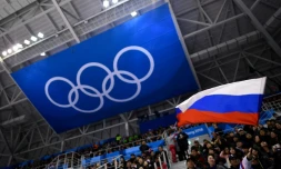 Un drapeau russe (d) déployé dans les tribunes lors d'un match de hockey sur glace aux JO d'hiver de Pyeongchang, le 16 février 2018