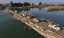 Des véhicules des forces gouvernementales syriennes traversent l'Euphrate, dans la province de Deir Ezzor,le 19 janvier 2026