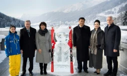 Le président chinois Xi Jinping et la présidente de la Confédération helvétique Doris Leuthard lancent une année du tourisme sino-helvétique près d'un panda de glace dans la station de ski de Davos le 17 janvier 2017