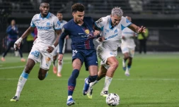 Le milieu de terrain du Paris SG Desiré Doué (au centre) face au Marseillais Facundo Medina (à droite) lors de la finale du Trophée des champions,  au Koweït le 8 janvier 2026