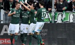 Les joueurs de Saint-Etienne se congratulent après un but contre Toulouse, le 14 janvier 2018 à Geoffroy-Guichard