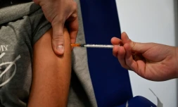 Un enfant reçoit une dose du vaccin de Pfizer-BioNTech
contre le Covid-19 à Madrid le 15 décembre 2021