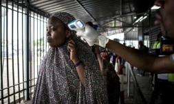 Vérification de la température pour dépister Ebola à l'entrée en République démocratique du Congo à Goma le 16 juillet 2019