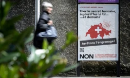 Une affiche appelant à voter non au référendum visant à durcir les conditions d'acquisition de certaines armes, le 13 mai 2019 à GenÚve, en Suisse
