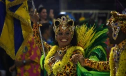 Une danseuse d'une école de samba danse lors du carnaval de Rio de Janeiro le 26 février 2017